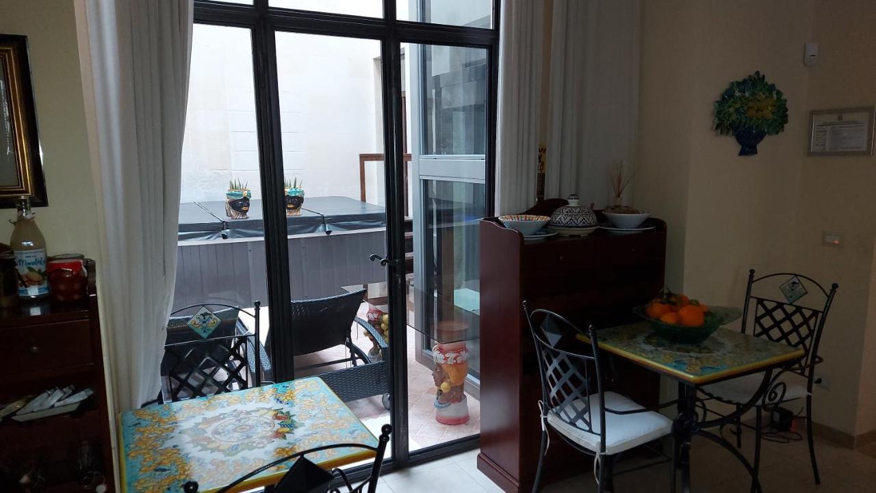 Dimora Charleston Lecce Parcheggio Privato In Loco Gratis Acomodação com café da manhã Exterior foto